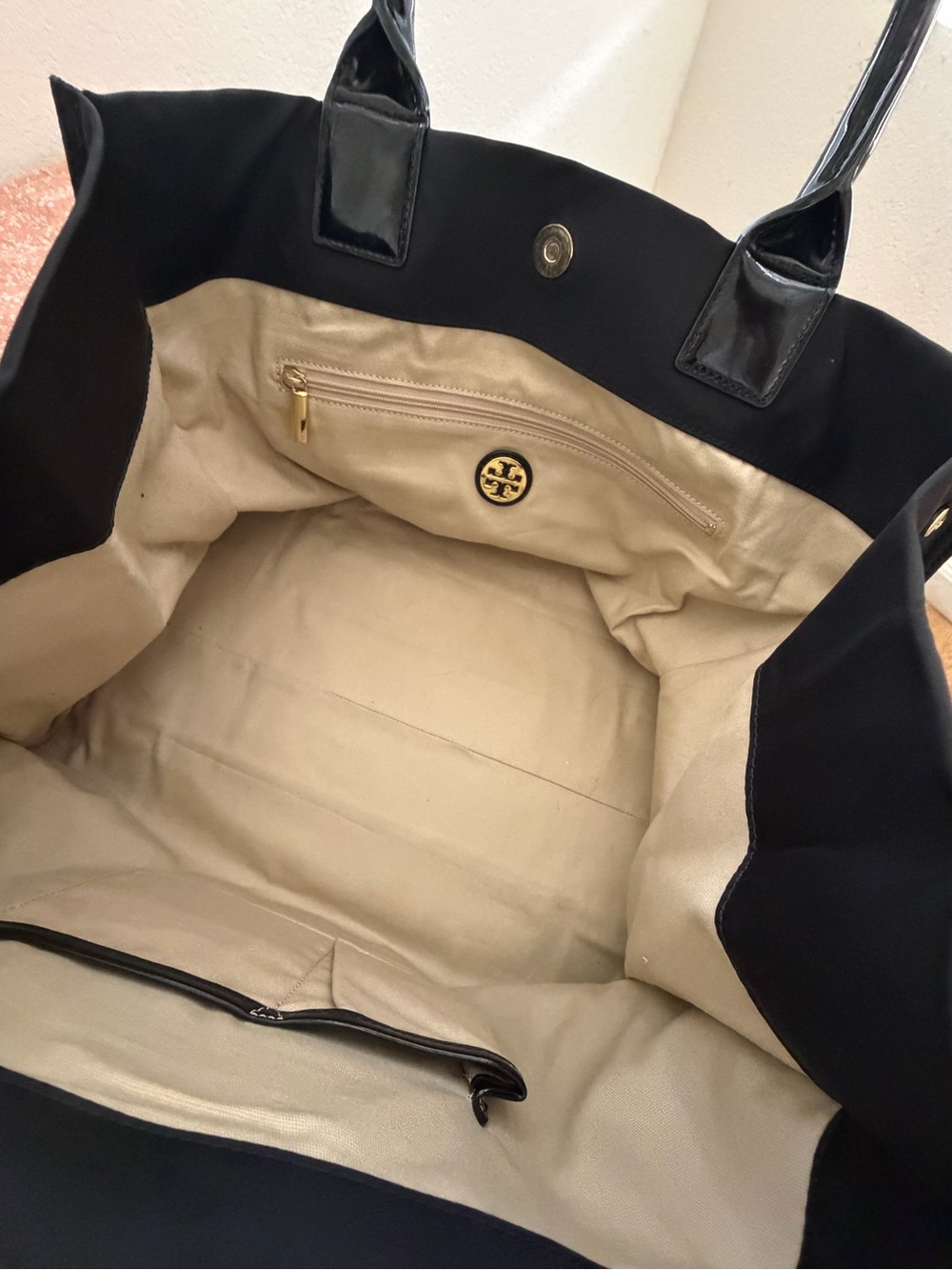 Tory Burch Black Logo Tote with Glossy Handles - Picture 4 of 6